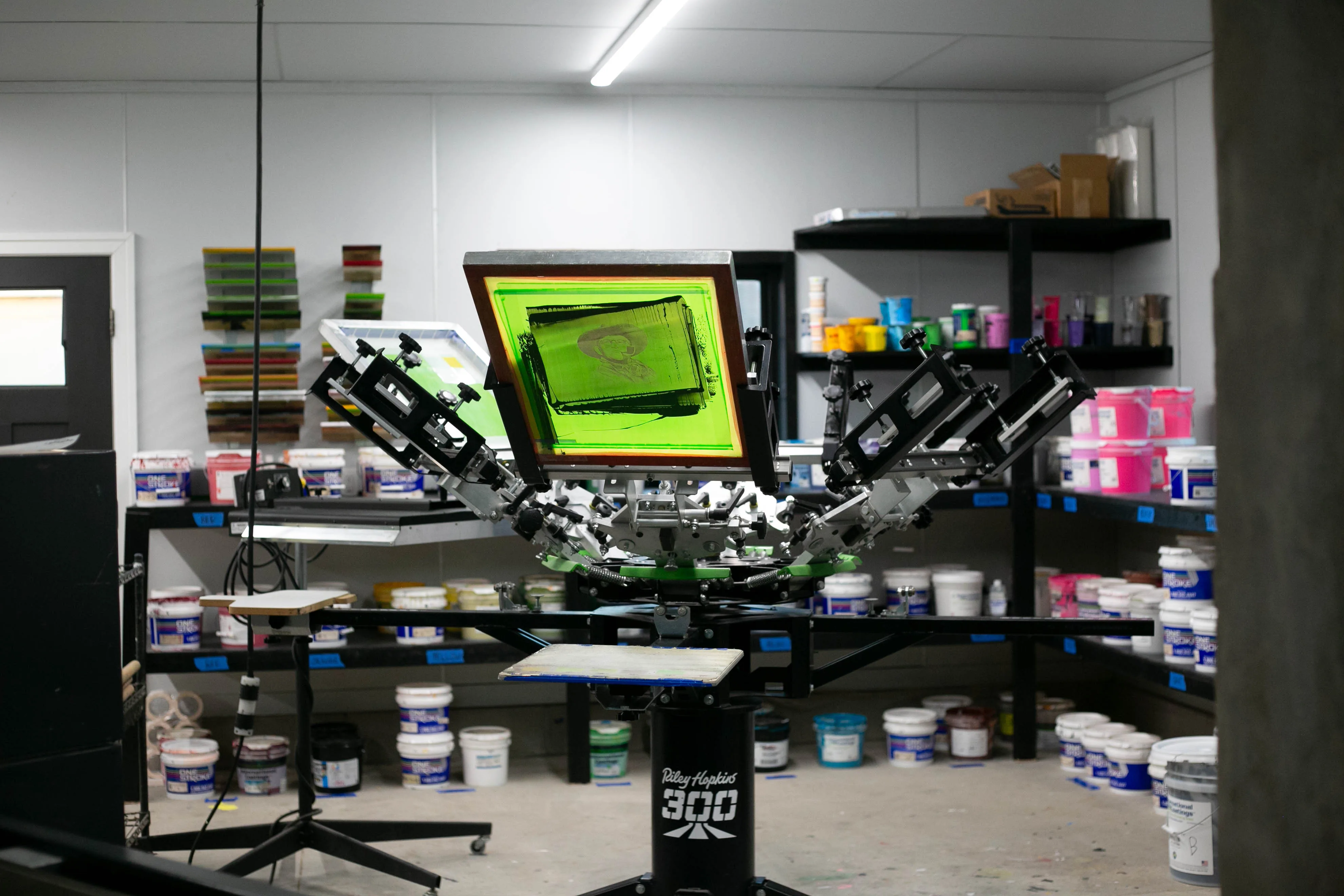 Automatic screen printing press